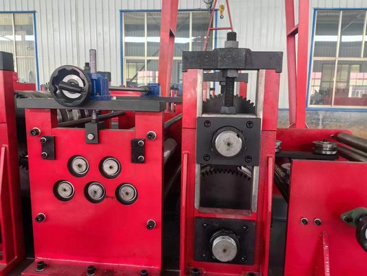 Máquina de fabricação de tubos de aço eficiente Corte hidráulico 15-20m/min Velocidade