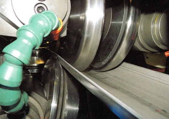 80m/min Máquina de moagem de tubos Projeto de buracos Tubo de aço soldado elétrico Moagem automática de tubos