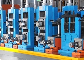 Linha de produção reta da tubulação de aço da emenda 350kw 20x20 do carbono